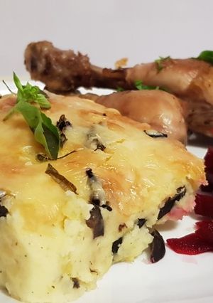O poză a rețetei Cartofi gratinați cu măsline și iaurt la cuptor.