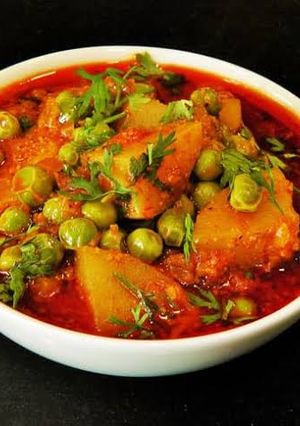 मटार बटाटा रस्सा भाजी (matar batata rassa bhaji recipe in marathi) रेसिपी चे मुख्य फोटो 