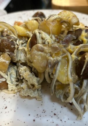 Una foto de Patatas con setas, gulas, gambas y huevos rotos en Airfryer Cosori