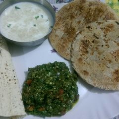 A picture of Harabhara bangan bhartha,bhakhri butter milk,papad.