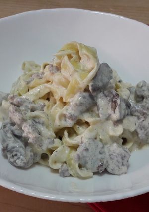 O poză a rețetei Tagliatelle de casă cu ciupercuțe, cârnați și smântână.