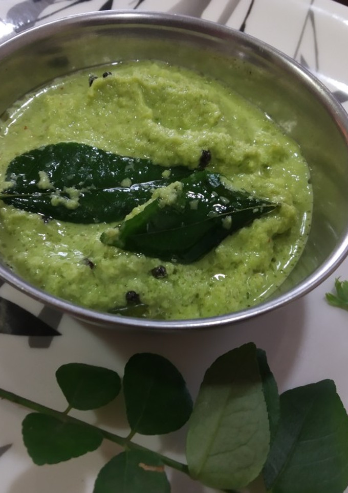 स्पयसी नारियल की चटनी(Spicy nariyal chutney recipe in Hindi) रेसिपी मुख्य फोटो