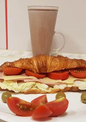 O poză a rețetei Sandwich cu salată, prosciuto, cașcaval și roșii.