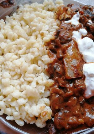 Tejfölös gombapaprikás nokedlival recept fotója