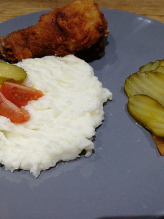 Krumplipüré rántott csirkecombbal recept fotója