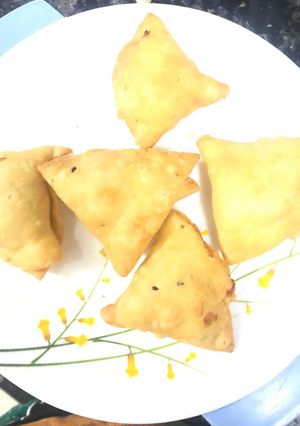 मूंग की नमकीन का समोसा (Moong Ki Namkeen ka samosa recipe in Hindi) रेसिपी मुख्य फोटो