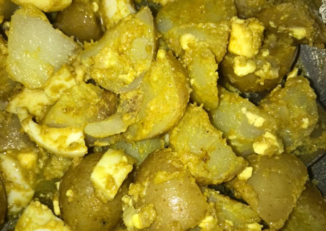 Ensalada de papines y huevo duro al curry