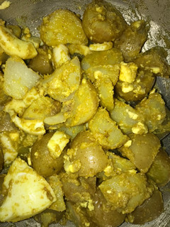 Una foto de Ensalada de papines y huevo duro al curry