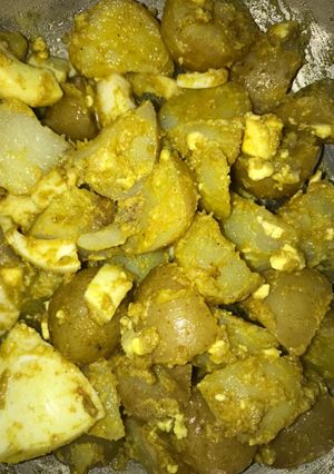 Una foto de Ensalada de papines y huevo duro al curry