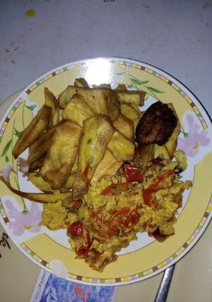 A picture of Fried potatoes and Egg sauce.