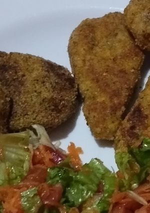 Una foto de Nuggets mixtos de pollo y papa y de arroz con brócoli