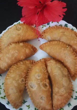 गुजिया (gujiya recipe in Hindi) रेसिपी मुख्य फोटो