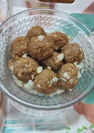 A picture of Til churma ladoo.
