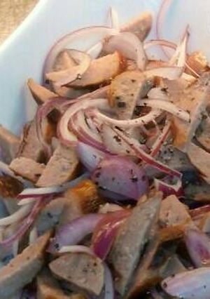 A picture of Sausage and onion salad.