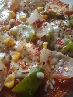 वेज पिज़्ज़ा (Veg Pizza recipe in Hindi) रेसिपी मुख्य फोटो