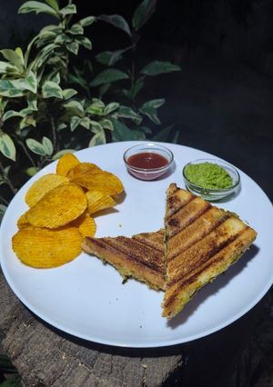 A picture of Cheese Avocado sandwich.