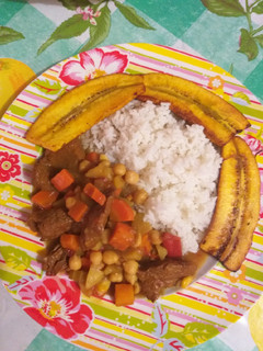Una foto de Carne guisada con garbanzos zanahoria y papas