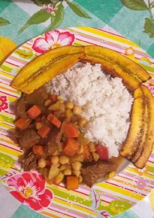 Una foto de Carne guisada con garbanzos zanahoria y papas