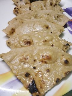 गव्हाच्या पिठाची तंदुरी रोटी (gavhachya pithache tandoori roti recipe in marathi) रेसिपी चे मुख्य फोटो 
