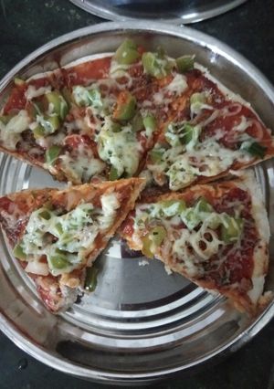 પીઝા (Pizza Recipe in Gujarati) રેસીપી મુખ્ય ફોટો