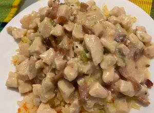 Una foto de Pechuga en salsa bechamel con tocineta