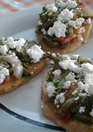 Una foto de Tlacoyos con ensalada de nopales "a la enojona"