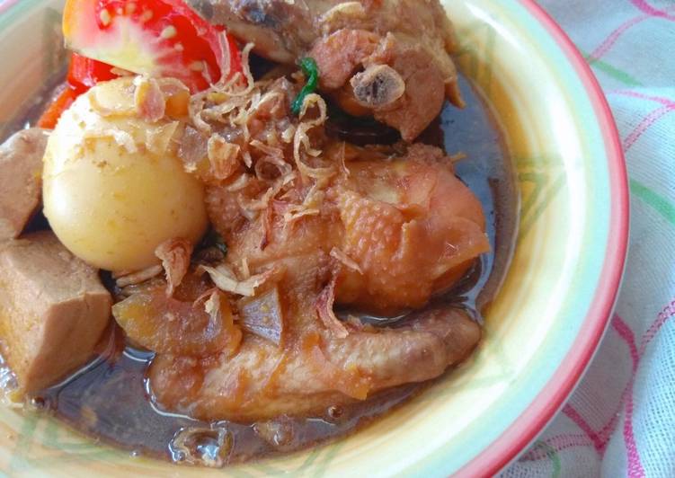 makanan Semur Ayam Bumbu Kemiri yang Menggugah Selera