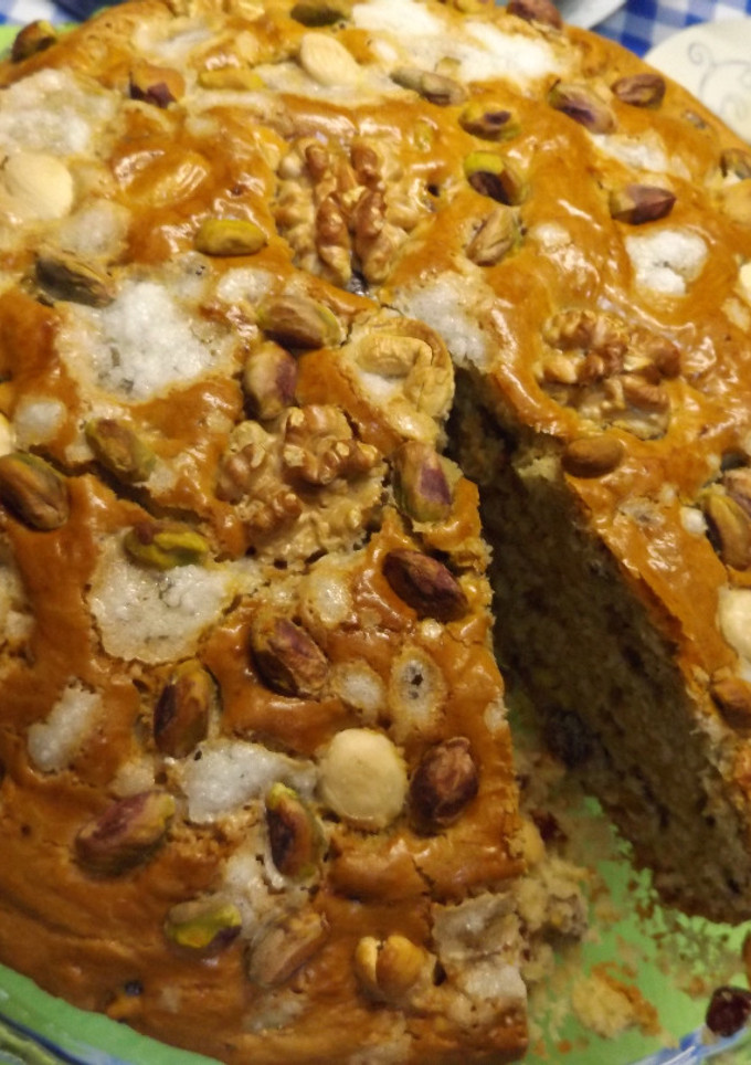 Una foto de Cake navideño tradicional de frutos secos y arándanos rojos