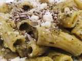 Tortiglioni al pesto con pipas y queso grana padano