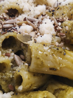 Una foto de Tortiglioni al pesto con pipas y queso grana padano