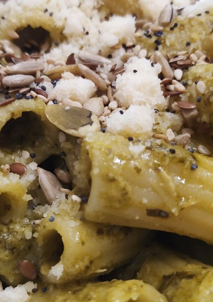 Una foto de Tortiglioni al pesto con pipas y queso grana padano
