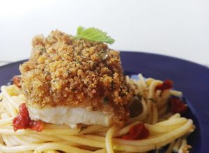 Foto de Pescada com crosta de ervas e Esparguete com tomate seco e azeitonas