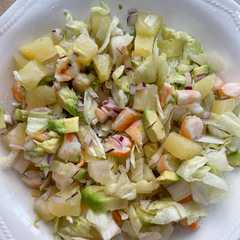 Una foto de Ensalada con langostinos y piña