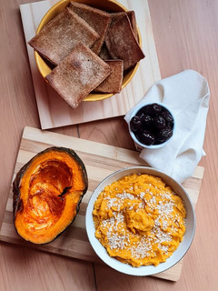 Una foto de Hummus con calabaza asada 🎃