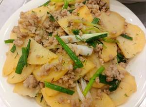 Hình của món Món phụ/Side dish: Khoai tây xào thịt bằm/Potatoes stir-fried with minced pork.