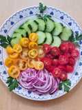 Ensalada multicolor de tomates cherry rojos y amarillos con cebolla morada y pepino ❤️💛💜💚