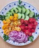 Ensalada multicolor de tomates cherry rojos y amarillos con cebolla morada y pepino ❤️💛💜💚