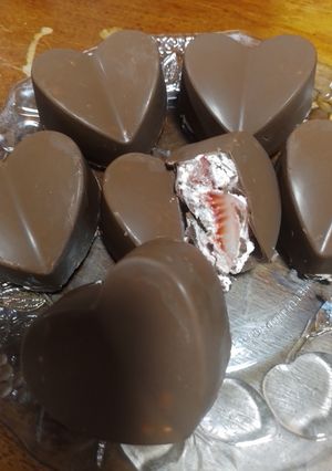 Una foto de Bombones de frutilla y crema bañados con chocolate