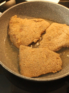 Una foto de Milanesas de salmón con ensalada Ucraniana, y olvido