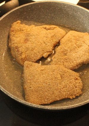 Una foto de Milanesas de salmón con ensalada Ucraniana, y olvido