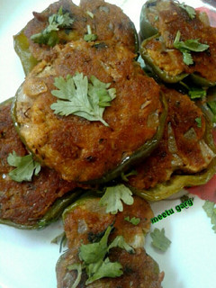 शिमला मिर्च फूल प्याज़ और पनीर भरे हुए (stuffed vegies paneer recipe in hindi) रेसिपी मुख्य फोटो