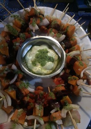 Una foto de Brochettes de verdura y salsa alioli