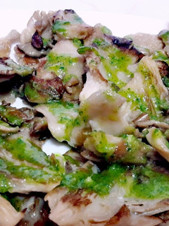 Una foto de Setas a la plancha con aliño de ajo y perejil