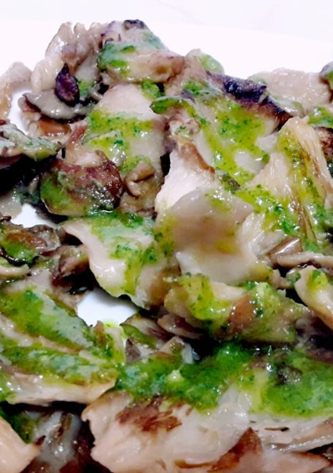 Una foto de Setas a la plancha con aliño de ajo y perejil