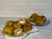 Una foto de bomba de papa con queso
