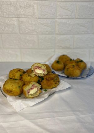 Una foto de Bombas de papa con jamón y queso 🥔