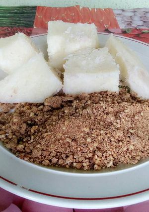 A picture of Boiled yam and groundnut sauce.