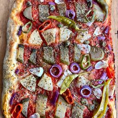 A picture of Vegan Gherkin and Pineapple pizza 🥒 🌱.