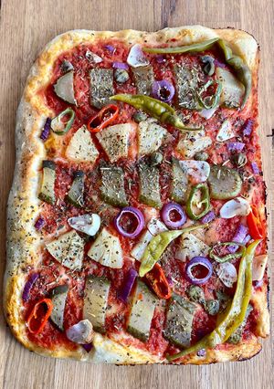 A picture of Vegan Gherkin and Pineapple pizza 🥒 🌱.