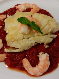Una foto de Bacalao y langostinos a la plancha con crema de tomate con albahaca
